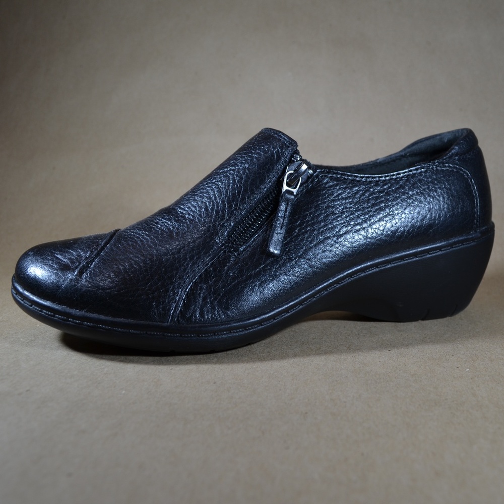 * CLARKS Bendables Leather Side Zip Shoes Sz. 6M.